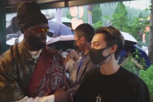 厉害穿最萌的裙子打最猛的篮球！小女孩穿汉服打球以1敌2...
